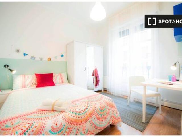 Habitación luminosa con escritorio en un apartamento de 5 dormitorios en Indautxu
