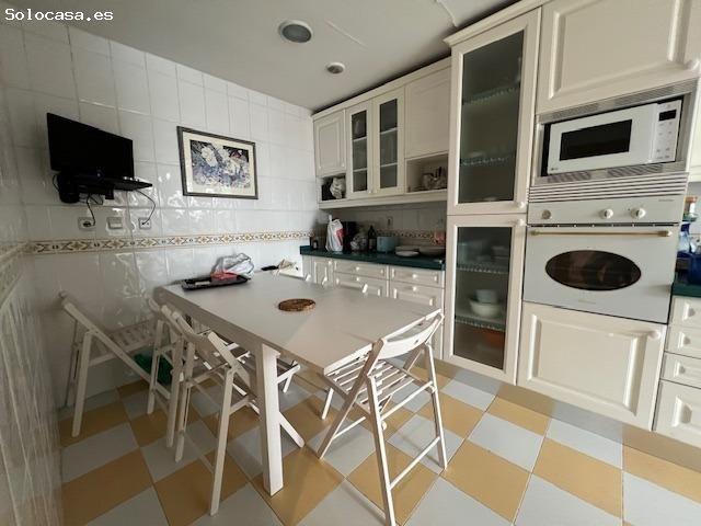 Habitación luminosa con escritorio