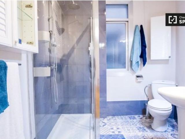 Habitación luminosa con estantería en apartamento de 3 dormitorios, Uribarri