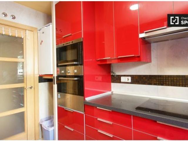 Habitación luminosa con llave independiente en piso compartido, Cuatro Caminos