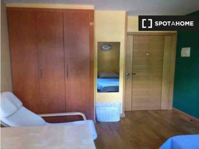 Habitación luminosa con llave independiente en piso compartido, Cuatro Caminos