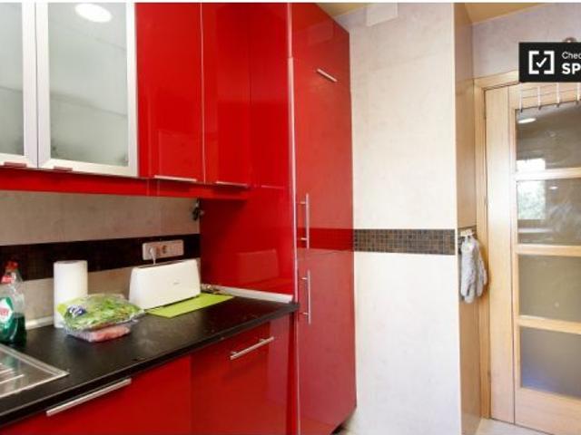 Habitación luminosa con llave independiente en piso compartido, Cuatro Caminos