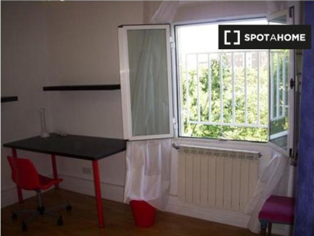Habitación luminosa con llave independiente en piso compartido, Latina
