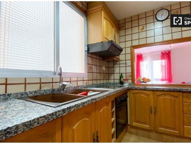 Habitación luminosa en alquiler en apartamento de 3 dormitorios en Poblats Marítims