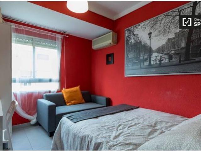 Habitación luminosa en alquiler en apartamento de 4 dormitorios, Quatre Carreres