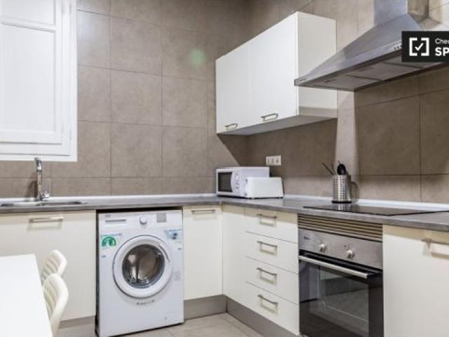 Habitación luminosa en alquiler en el apartamento de 5 dormitorios en L' Eixample