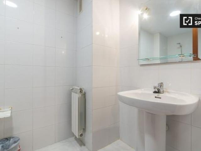 Habitación luminosa en alquiler en un apartamento de 5 dormitorios en Camins al grao