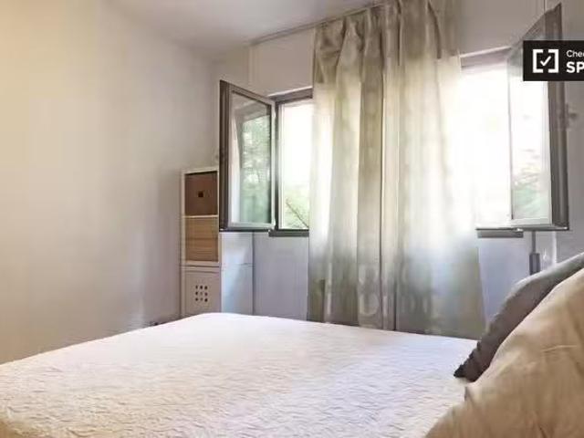 Habitación luminosa en apartamento de 2 dormitorios en Príncip.