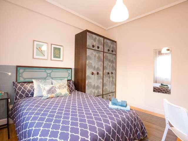 Habitación luminosa en apartamento de 3 dormitorios en Uribarri, Bilbao