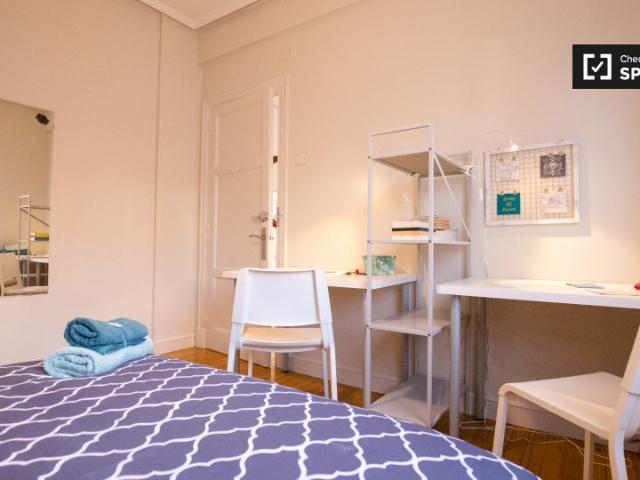 Habitación luminosa en apartamento de 3 dormitorios en Uribarri, Bilbao