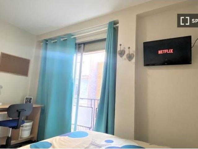 Habitación luminosa en apartamento de 4 dormitorios en La Chana