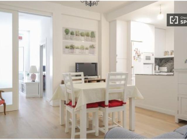 Habitación luminosa en apartamento de 4 dormitorios en Rios Rosas, Madrid