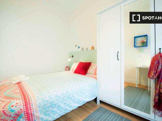 Habitación luminosa en apartamento de 5 dormitorios en Indautxu, Bilbao