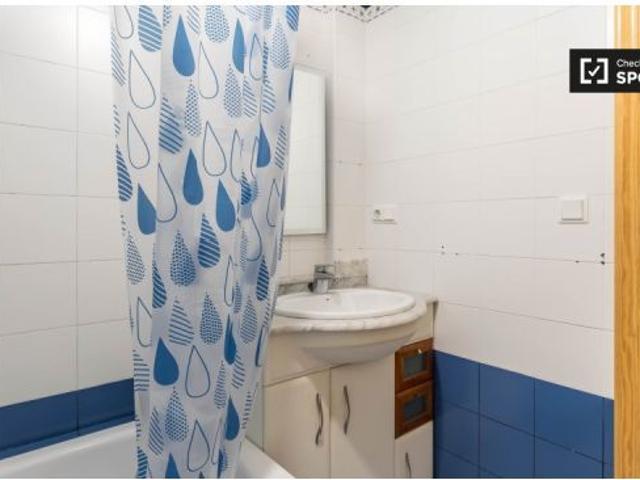 Habitación luminosa en apartamento de 5 dormitorios en Rascanya
