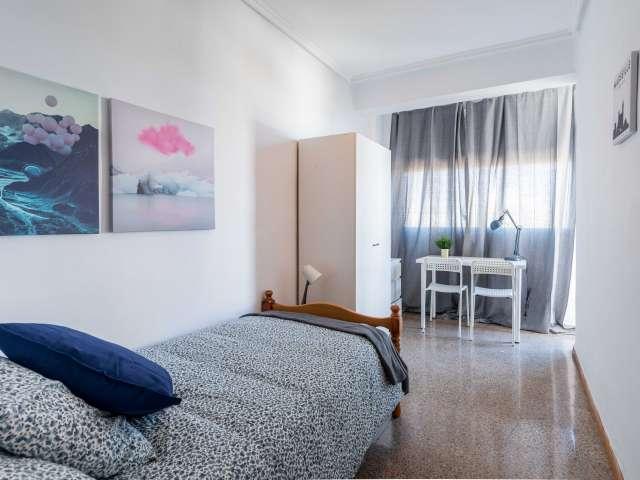 Habitación luminosa en apartamento de 5 dormitorios en Rascanya, Valencia
