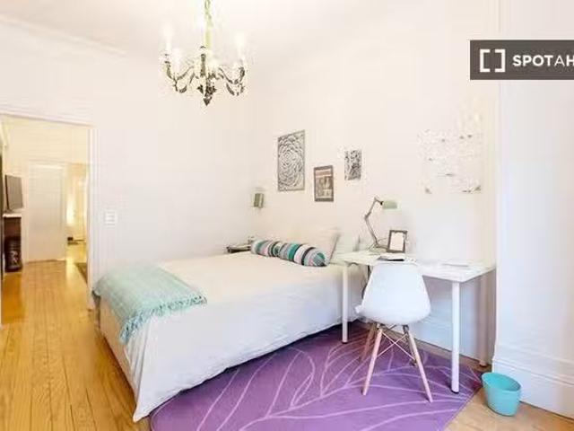 Habitación luminosa en apartamento de 7 dormitorios en Indautx.