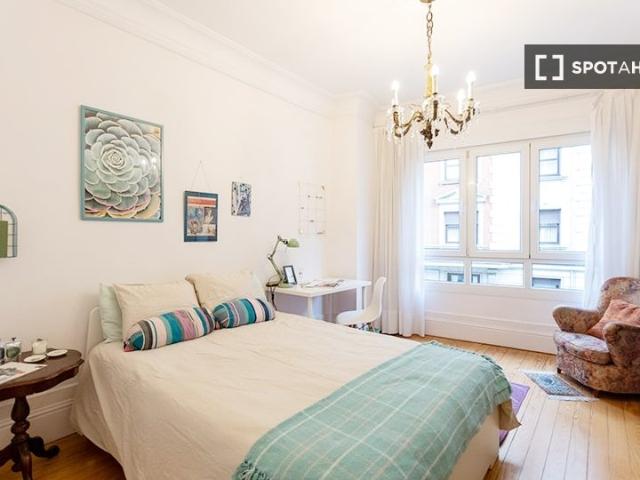 Habitación luminosa en apartamento de 7 dormitorios en Indautxu, Bilbao