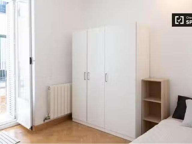 Habitación luminosa en apartamento de 7 dormitorios en Lavapié.