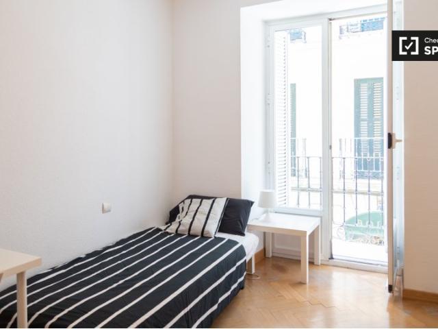Habitación luminosa en apartamento de 7 dormitorios en Lavapiés, Madrid