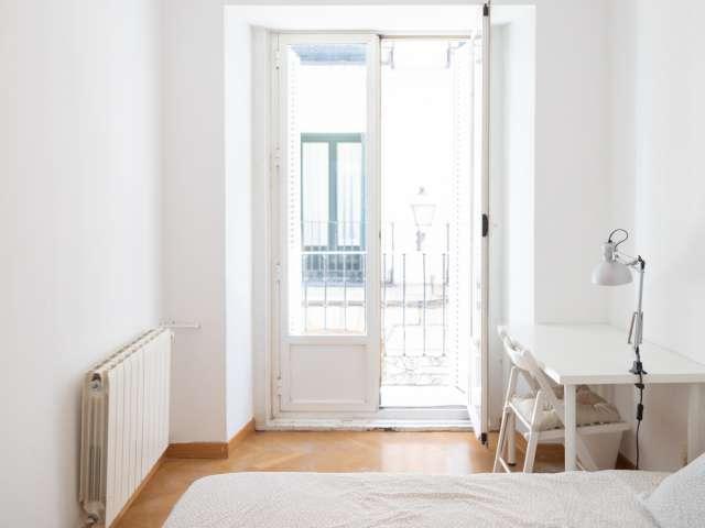Habitación luminosa en apartamento de 7 dormitorios en Lavapiés, Madrid