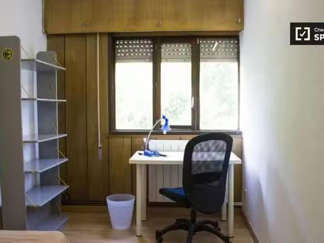 Habitación luminosa en apartamento de 7 dormitorios en Valverd.