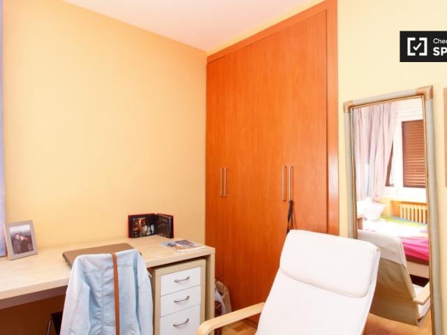 Habitación luminosa en piso compartido en Cuatro Caminos, Madrid