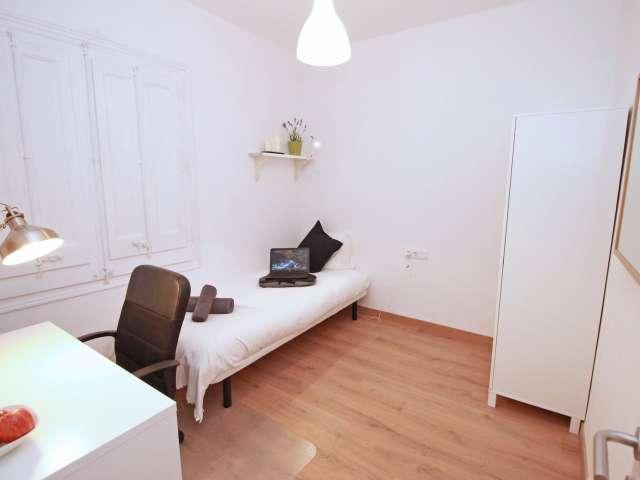 Habitación luminosa en piso compartido en el Eixample, Barcelona