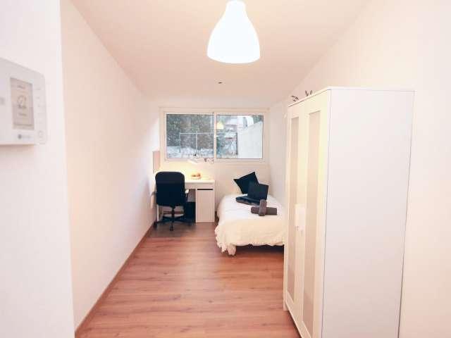 Habitación luminosa en piso compartido en el Eixample, Barcelona