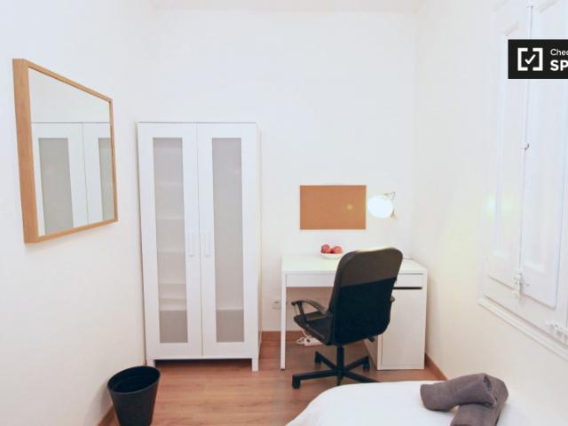 Habitación luminosa en piso compartido en el Eixample, Barcelona