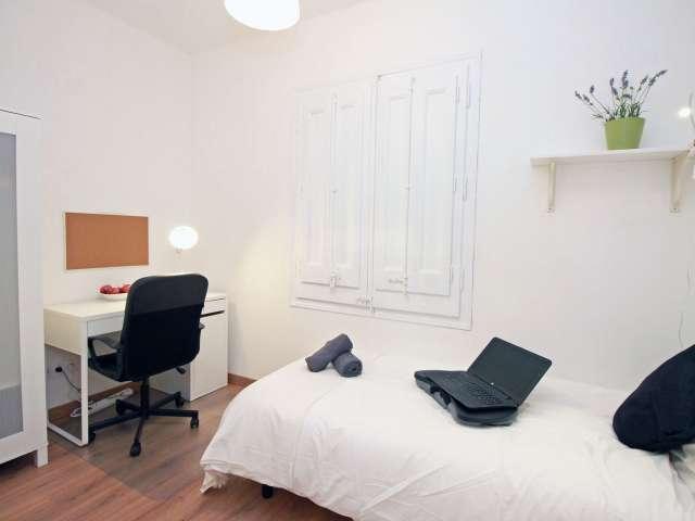 Habitación luminosa en piso compartido en el Eixample, Barcelona