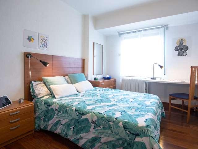 Habitación luminosa en piso de 3 habitaciones en Begoña, Bilbao