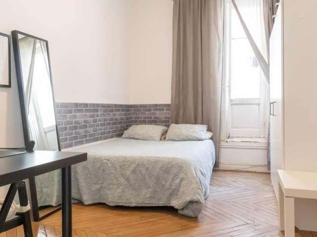 Habitación luminosa en piso de 12 habitaciones en Sol, Madrid