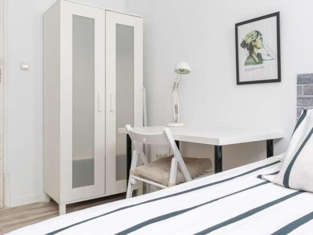 Habitación luminosa en piso de 12 habitaciones en Sol, Madrid