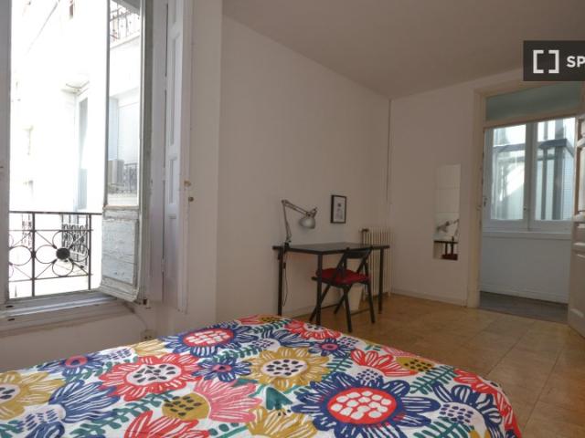 Habitación luminosa en piso de 12 habitaciones en Sol, Madrid