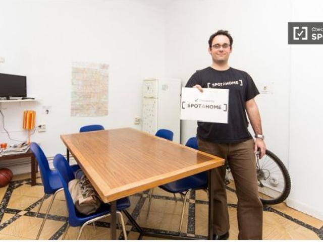 Habitación luminosa en residencia de estudiantes de 8 dormitorios en Madrid Centro
