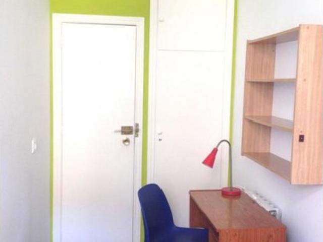 Habitación luminosa en residencia de estudiantes de 8 dormitorios en Madrid Centro