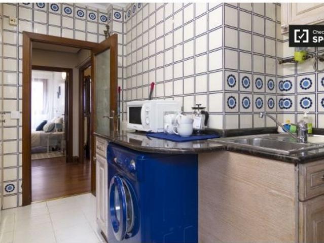 Habitación luminosa en un apartamento de 4 dormitorios en Ibaiondo