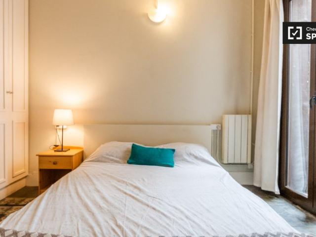 Habitación luminosa en un apartamento de 5 dormitorios en Barri Gòtic, Barcelona