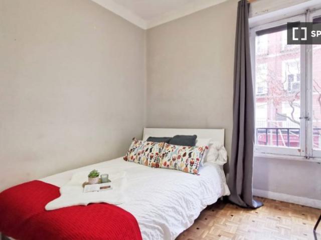 Habitación luminosa en un apartamento de 8 dormitorios en Moncloa, Madrid