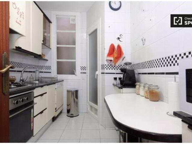 Habitación luminosa ideal para estudiantes varones en apartamento de 3 dormitorios en La Dreta de l&