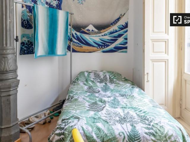 Habitación luminosa para alquilar en apartamento de 7 dormitorios en Centro, Madrid