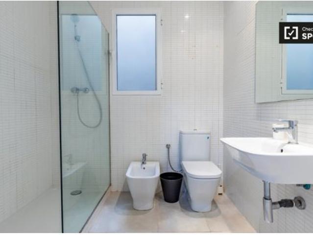 Habitación luminosa para alquilar en un apartamento de 6 dormitorios en el encantador Eixample