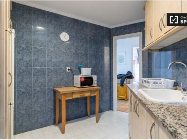 Habitación limpia en alquiler en el apartamento de 4 dormitorios en Camins al Grau