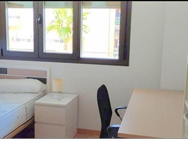 Habitacion para chica estudiante en piso de 4 dormitorios