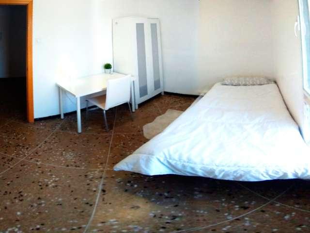 Habitación para alquilar en apartamento de 4 dormitorios en el relajado Campanar