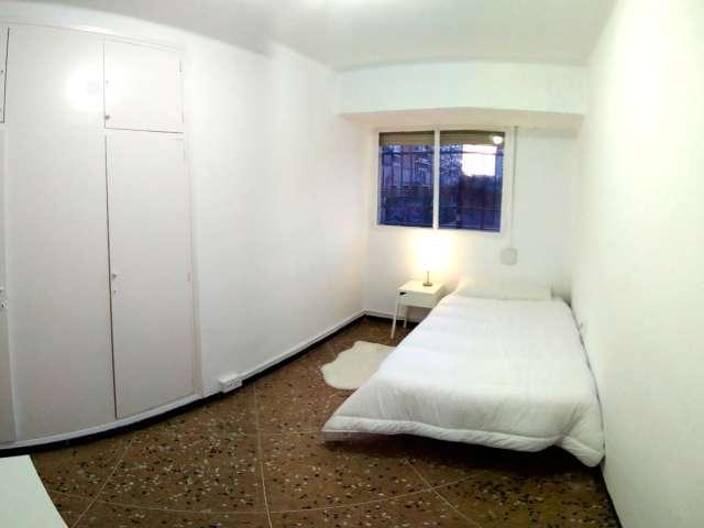 Habitación para alquilar en apartamento de 4 dormitorios en el relajado Campanar