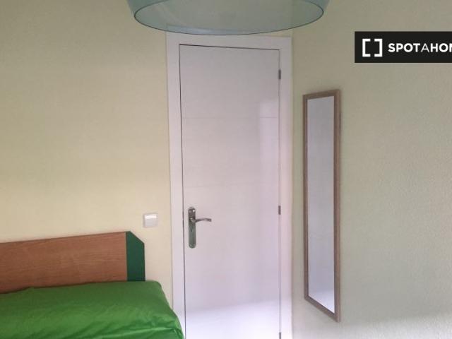 Habitación para alquilar en apartamento sencillo de 4 dormitorios, Getafe, Madrid