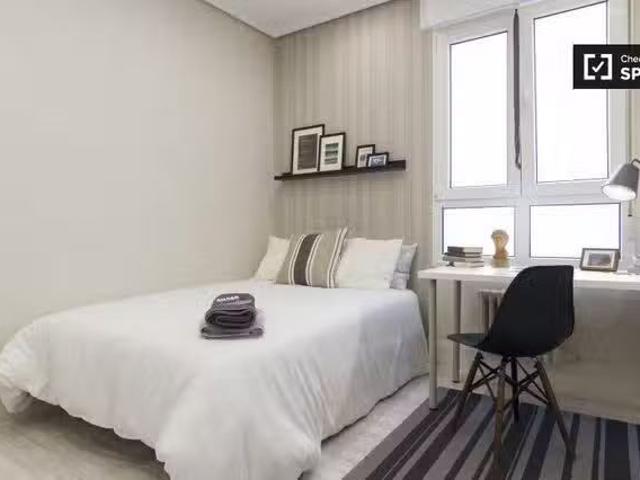 Habitación para alquilar en espacioso apartamento de 5 dormito.