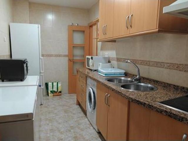 Habitación para una CHICA estudiante en Calle Doctor Olóriz – ¡Luz, espacio y ubicación inmejorable!