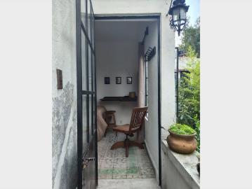 Habitación pequeña con baño propio